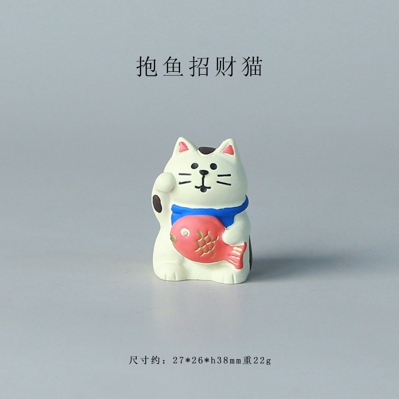 물고기를 안고 있는 행운의 고양이