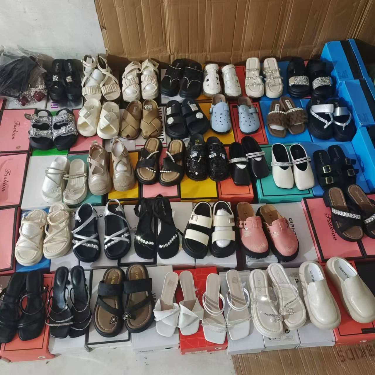 Пляжная женская обувь 2024 летом новый внешний стразы противоскользящий мягкий фон повседневные дикие тапочки с толстым дном