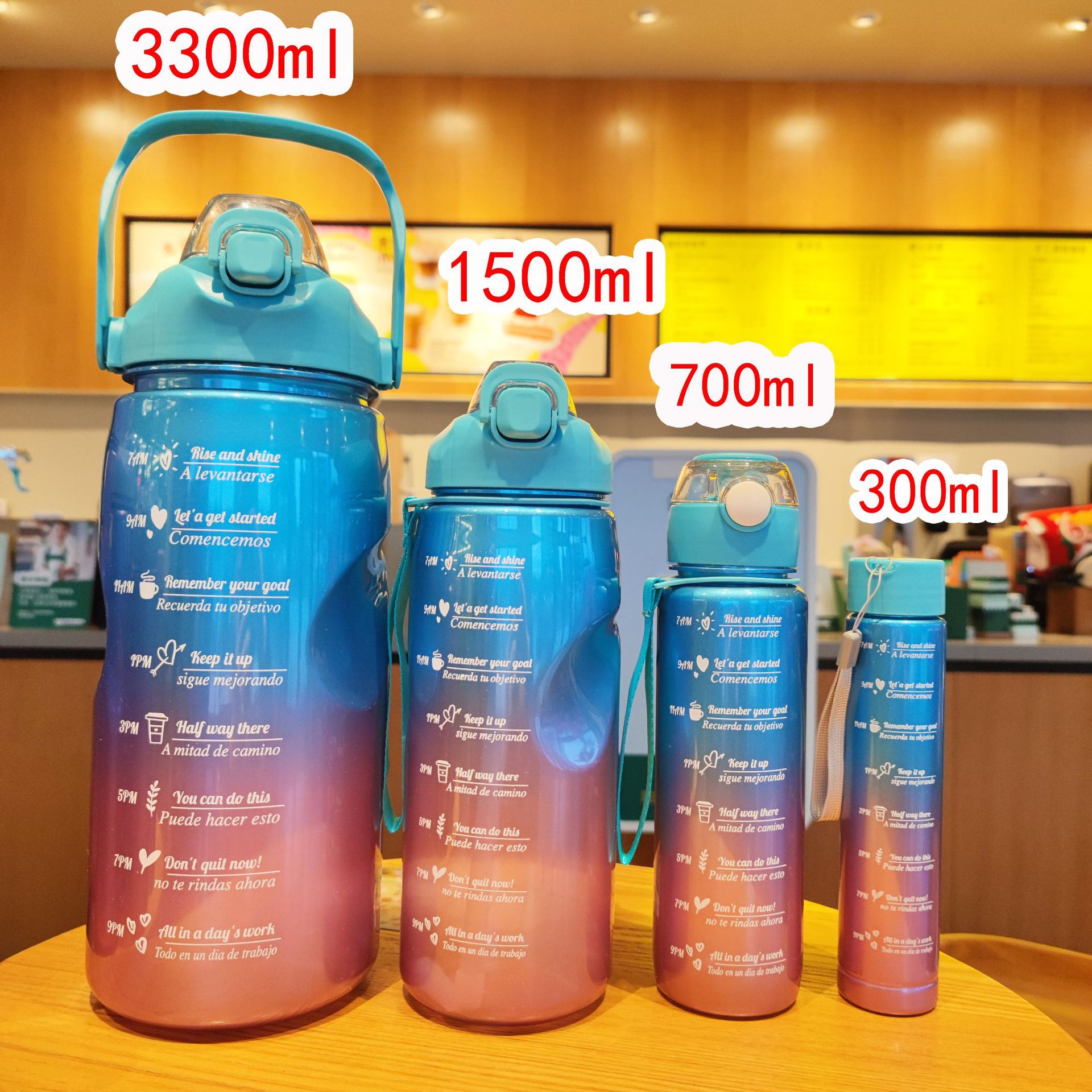 Resalte gradiente de color plástico paja taza de agua de cuatro piezas conjunto de gran capacidad de fitness deportes hervidor de agua mango portátil botella de agua