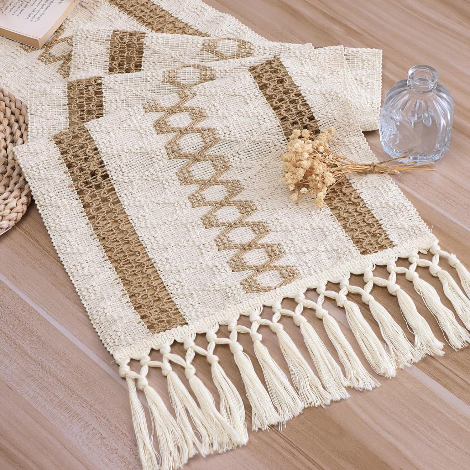 세 개의 얇은 리넨 매듭 술