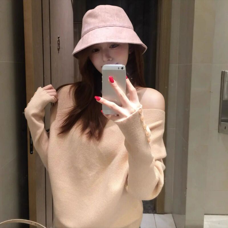 Korean-Style Solid Color Asymmetrical Shoulder Design Off-Shoulder Long-Sleeve Knit Sweater for Women, Super Stylish and Slimming, Perfect as an Inner Layer Korean-Style Solid Color Asymmetrical Shoulder Design Off-Shoulder Long-Sleeve Knit Sweater for Women, Super Stylish and Slimming, Perfect as an Inner Layer