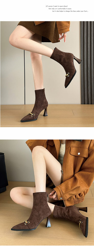 Bốt nữ cổ ngắn mũi nhọn chất liệu da lộn, khóa kim loại cổ điển, gót cao 6–8 cm, khóa kéo sau — màu nâu, đen chi tiết 7