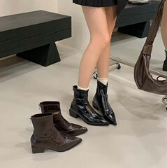 2025秋冬新款羊皮尖头弹力靴子女后拉链短靴粗跟法式时装瘦瘦靴女