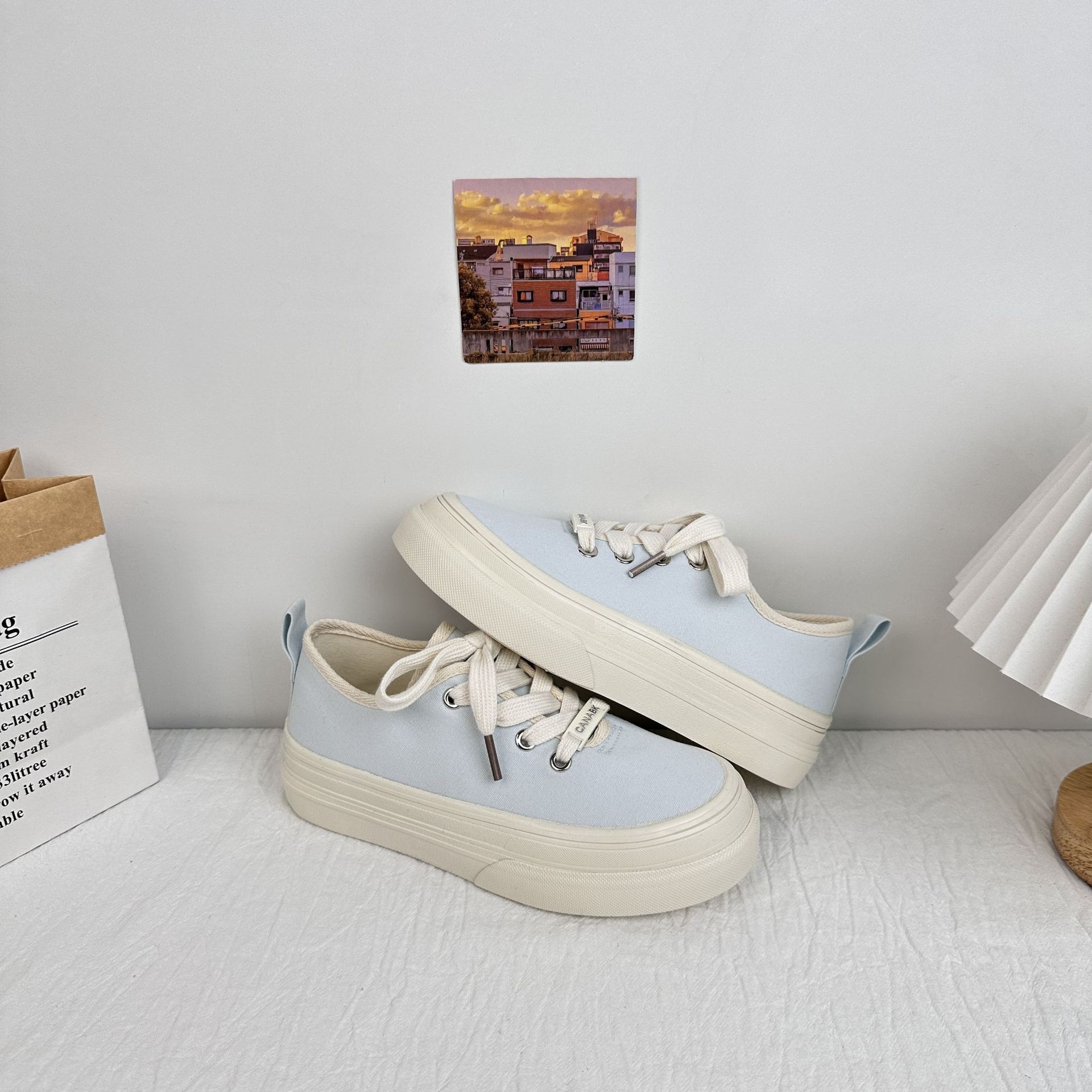 Yuanbo 2025 verano nuevo estilo de las mujeres zapatos de lona transpirables de suela gruesa zapatillas de deporte casuales de todo fósforo de nicho zapatos de moda para el cabello