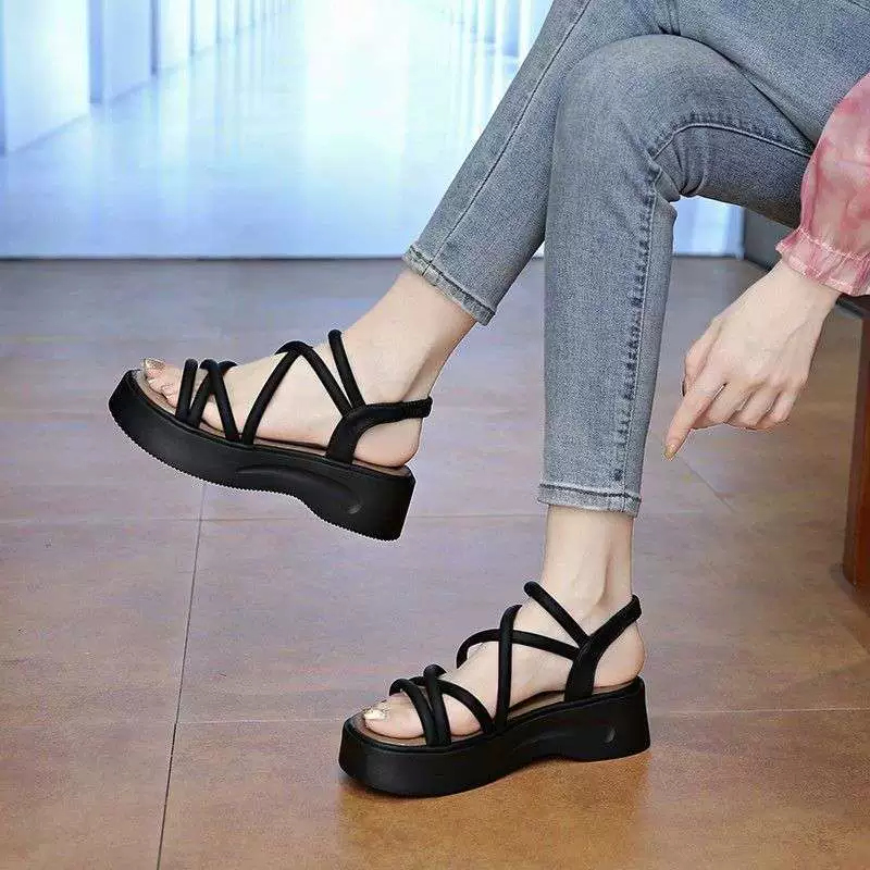 Модные женские сандалии 2025 года, новые популярные повседневные универсальные сандалии для увеличения роста, стройнящие, стильные и высококачественные.