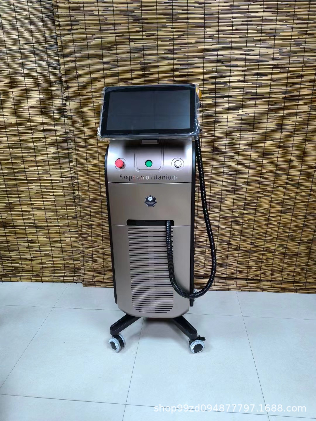 Soprano Instrumento de belleza de titanio Instrumento de rejuvenecimiento de diodos de cuatro bandas Máquina de limpieza de cejas