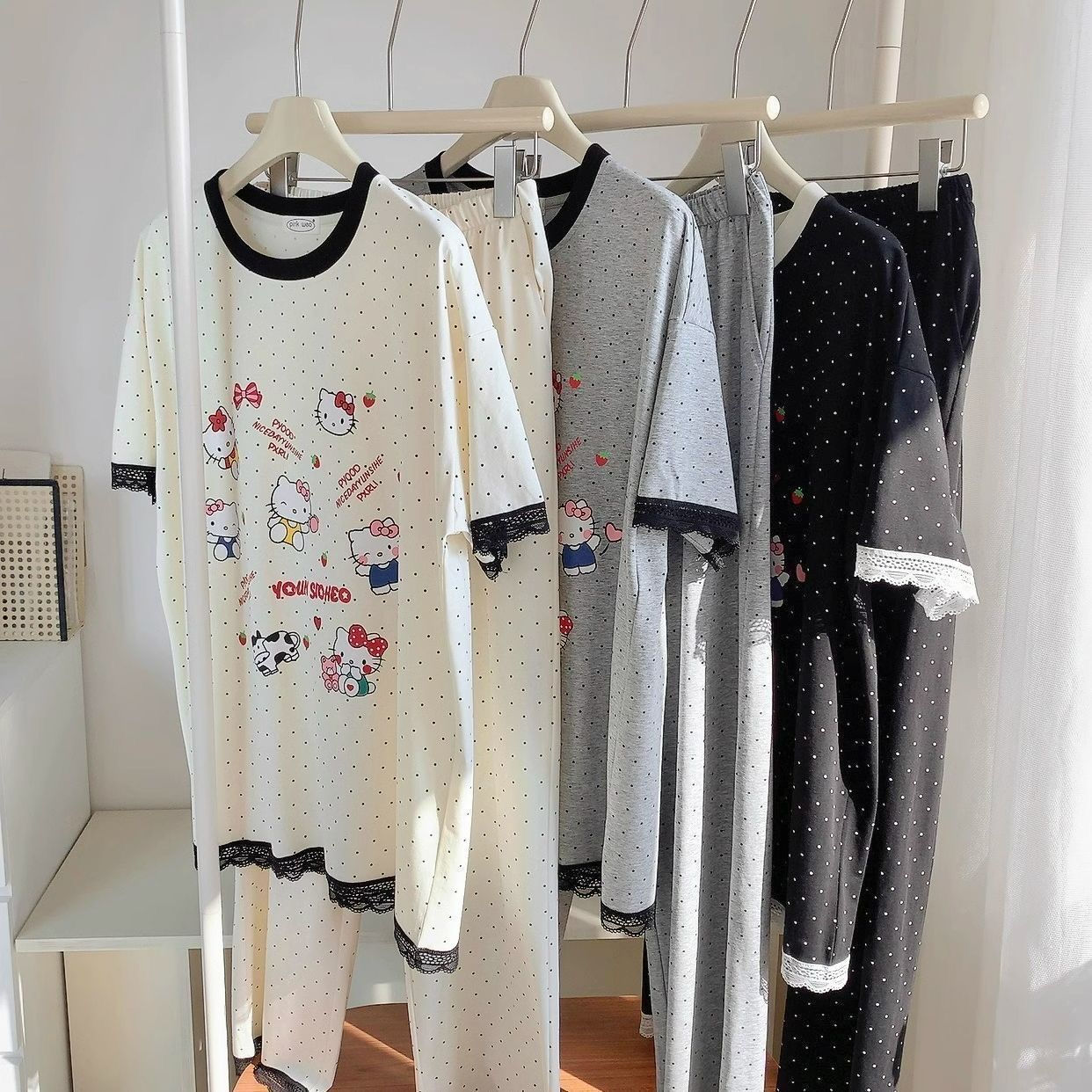 Viene con almohadilla para el pecho pijamas de algodón de imitación, pantalones de manga corta para mujer, lunares de encaje de verano, gato KT, lindo traje de servicio a domicilio japonés