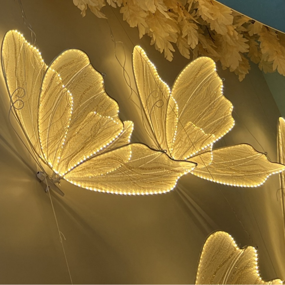 Metal luminoso mariposa tema hotel sala de bodas decoración de bodas colgante hierro forjado colgante mariposa luminosa candelabrera