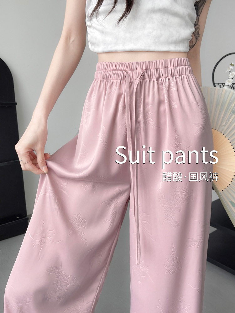 Pantalones anchos de acetato rosa para mujer, estilo nuevo otoño/invierno 2026, versión estrecha y fluida, pantalones casuales de estilo chino de pierna recta para tallas pequeñas.