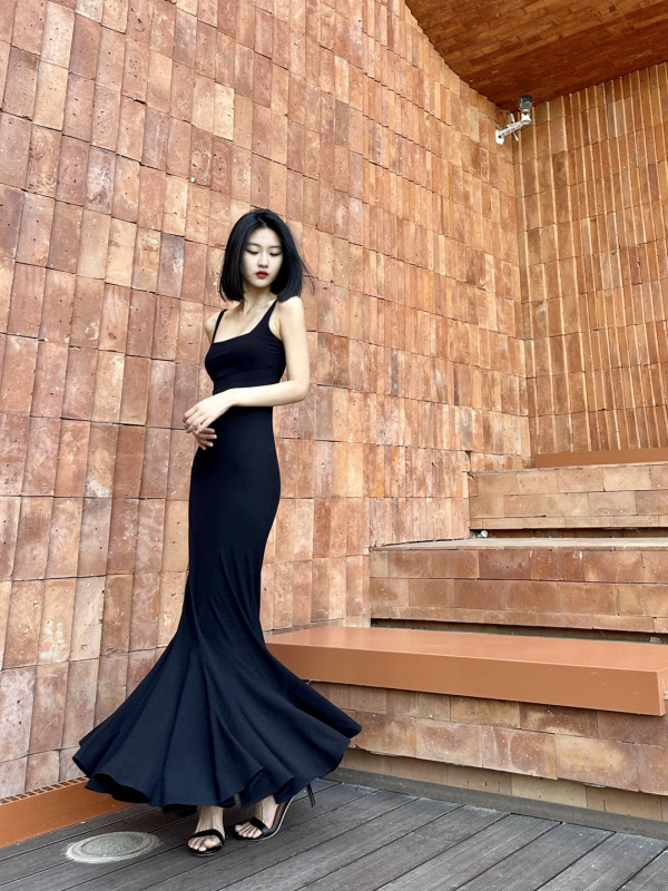 Summer Strapless Mermaid Bodycon Dress with a Tight Fit, Designed to Accentuate the Figure, Perfect for a Hot Girl Looking to Show Off Her Curves