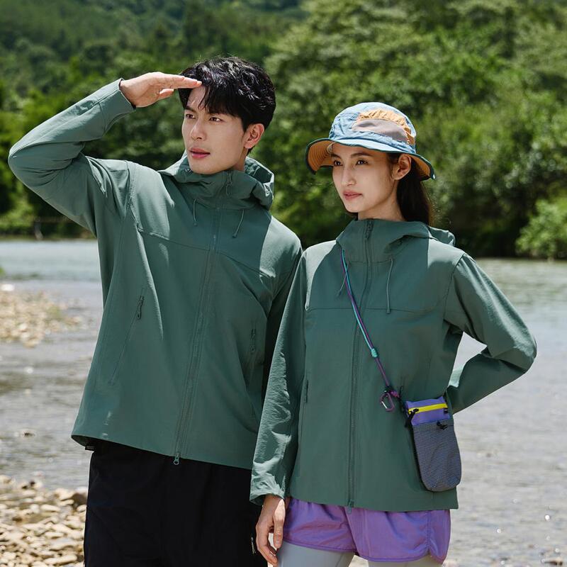 26 New minimalist solid-color hooded softshell jacket, professional waterproof, stain-resistant, and durable, suitable for couples and outdoor activities like hiking 26 New minimalist solid-color hooded softshell jacket, professional waterproof, stain-resistant, and durable, suitable for couples and outdoor activities like hiking
