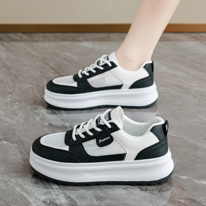 2026 nuevos zapatos de verano transpirables de malla coreana de zapatos blancos de suela gruesa zapatos de skate casuales de malla para mujeres