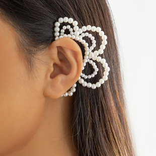 European and American cross-border jewelry simple niche design flower ear clip artificial Pearl handmade non-pierced personalized ear hanger