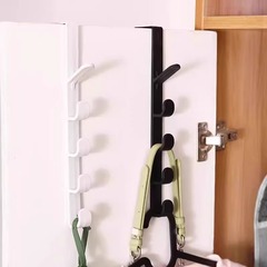 食器棚のドアと戸棚のドアをフックしてドアの後ろに穴を開けないでください。