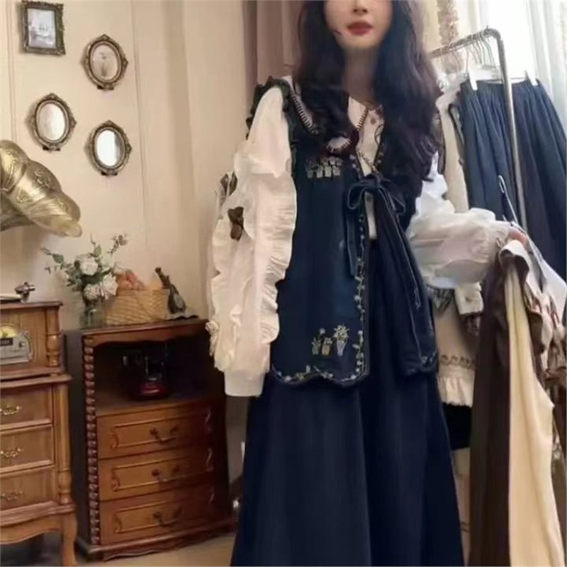 Trzyczęściowy komplet ChicShe z haftem retro, uroczą kieszenią i kamizelką dżinsową w stylu Mori, koronkową koszulą odmładzającą i spódnicą z wysokim stanem_voghion.com