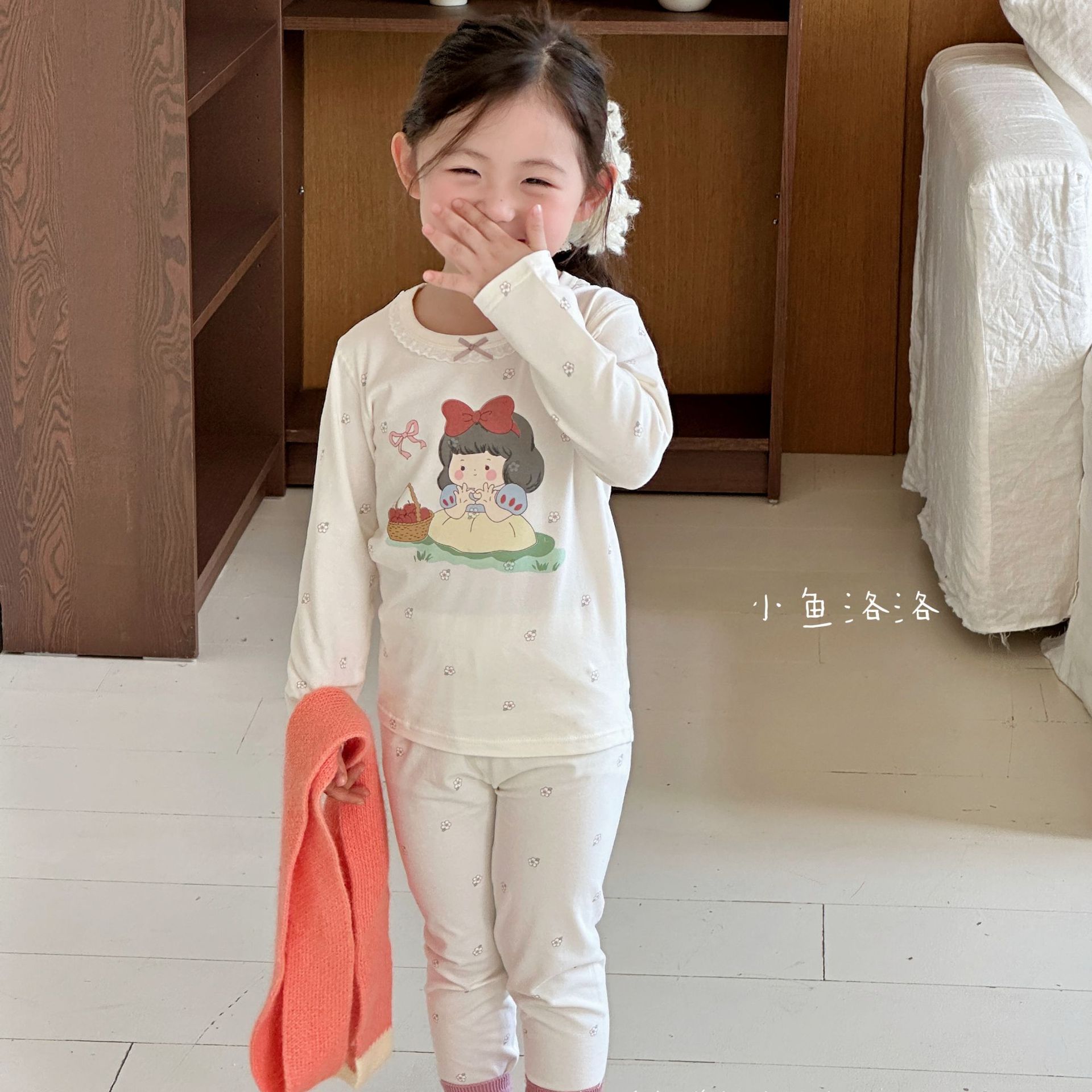 Cô gái so sánh / Cỡ 90