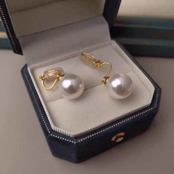 Retro ear clips from pearl