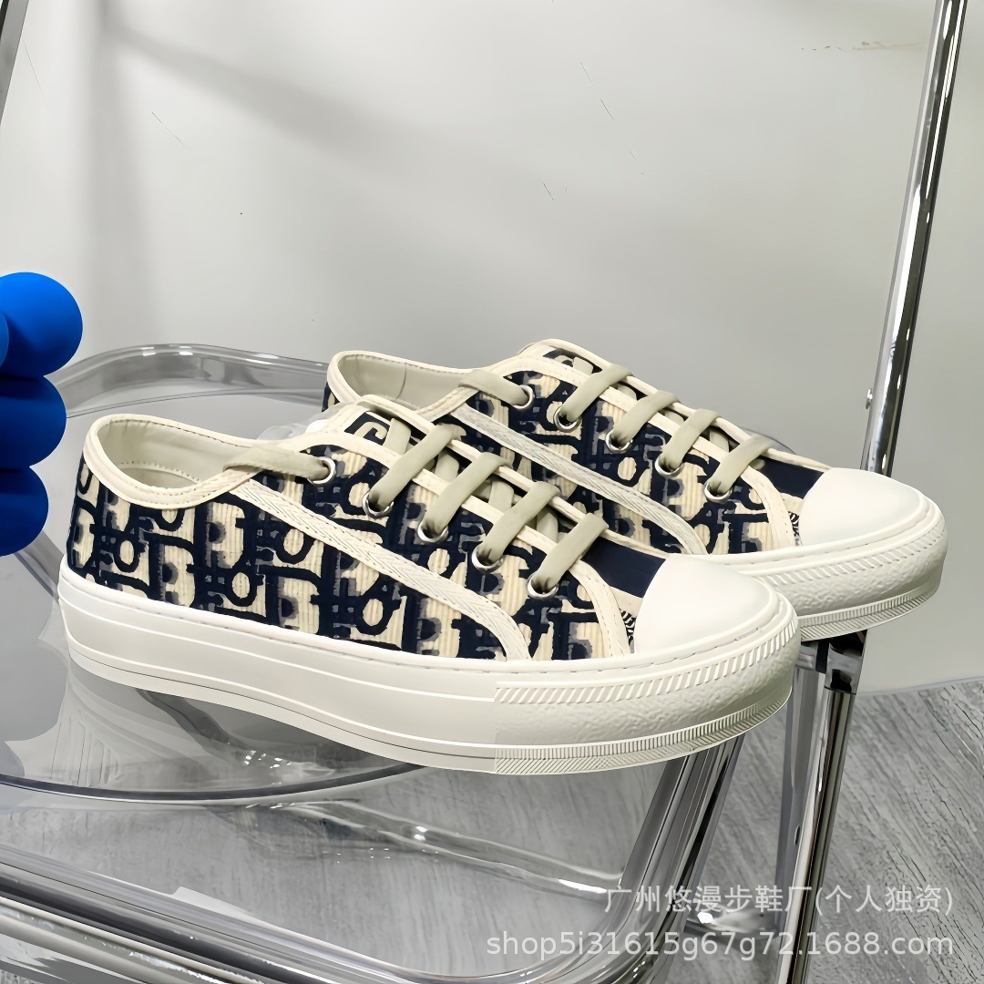 Zapatillas de lona retro con bordado de la marca D, novedad 2026, zapatillas casuales de moda, versátiles, para parejas, con suela gruesa, blancas.