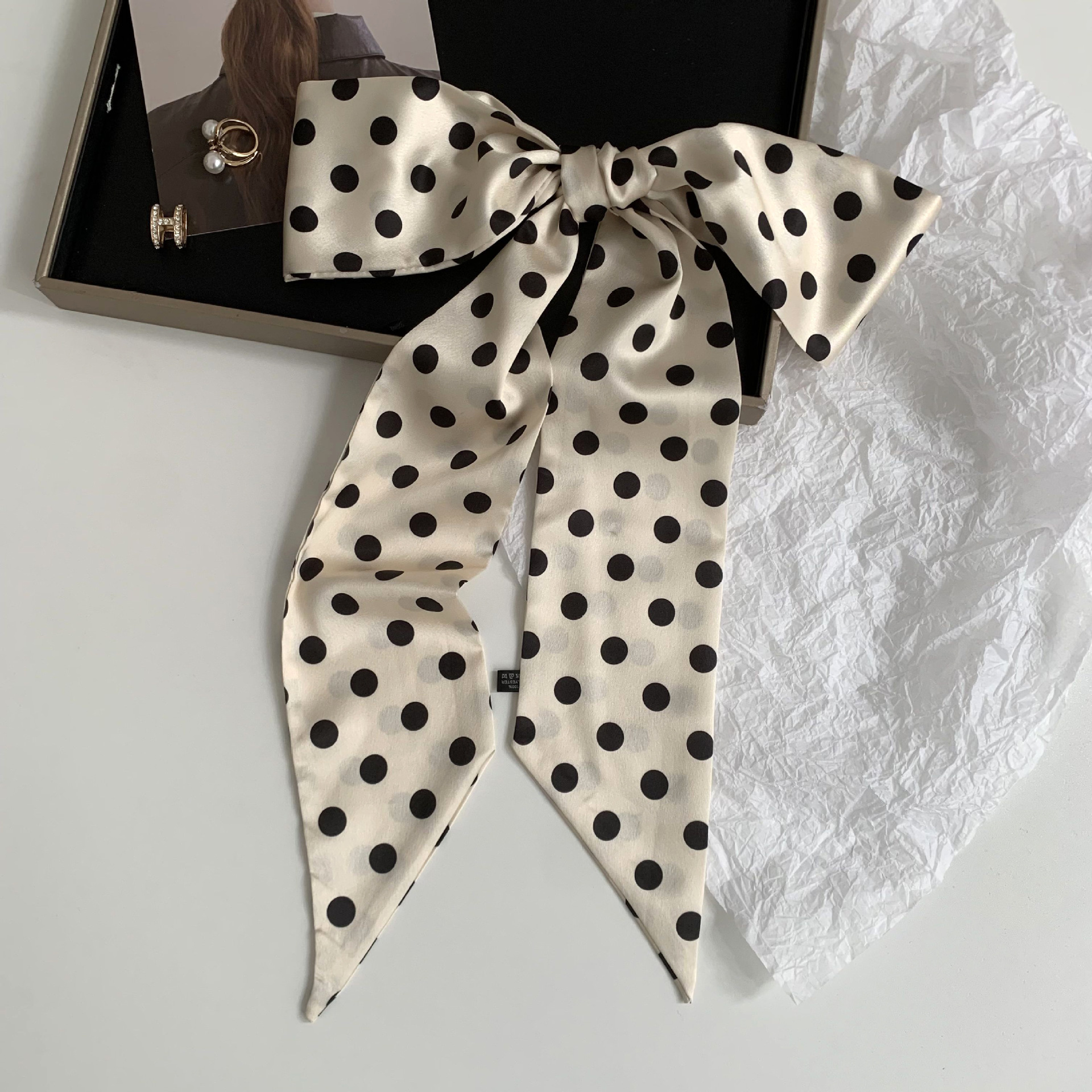 Versión coreana de la bufanda de seda de imitación con lunares decorativos de todo fósforo