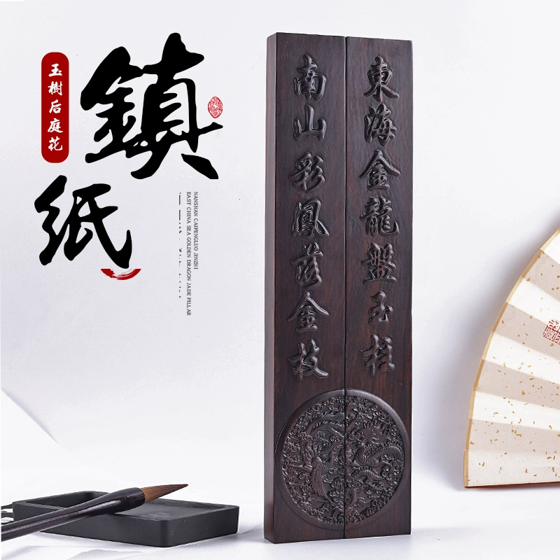 Пара креативных деревянных канцелярских прищепок с тисненым каллиграфическим рисунком из черного сандалового дерева с мелкими листьями.