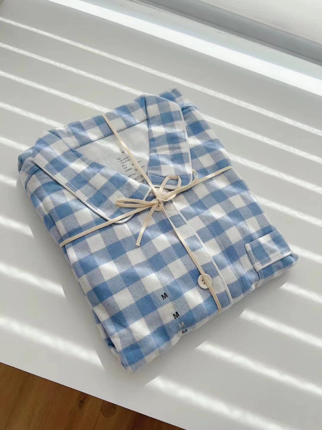 하늘색 체크 여성 모델