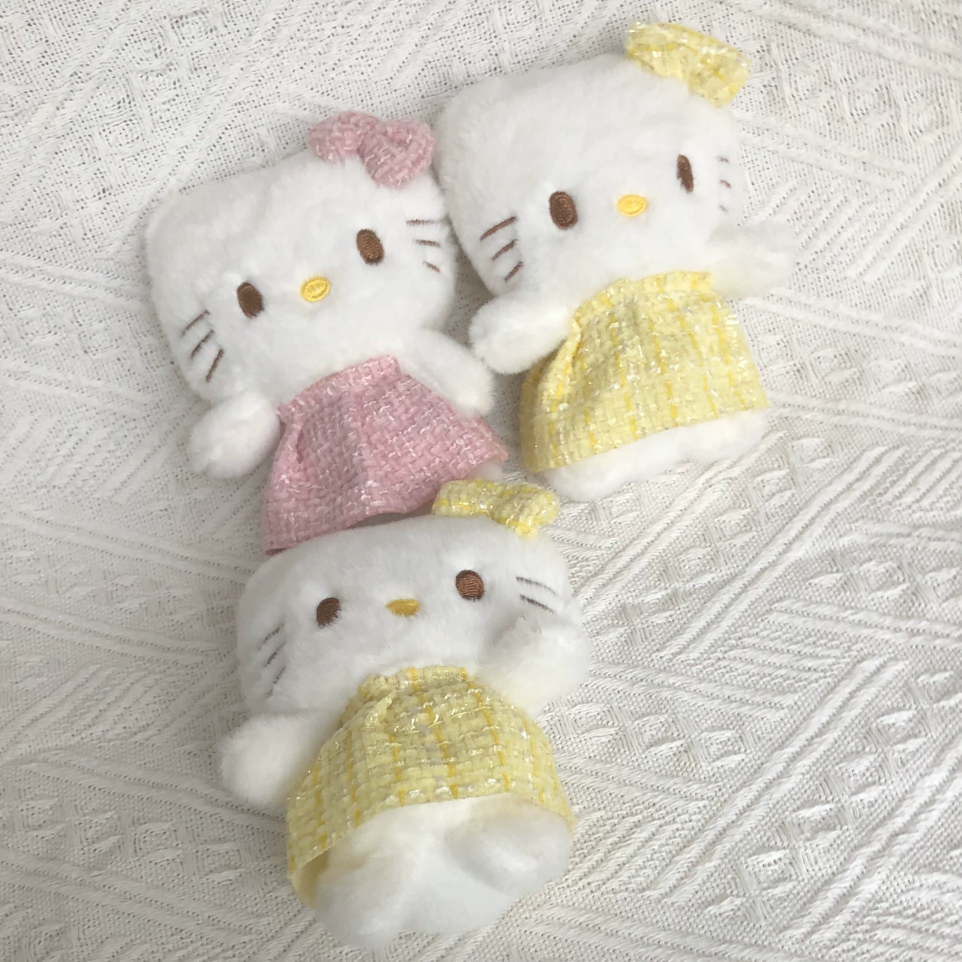 Плюшевая игрушка кукла может любить милого котенка