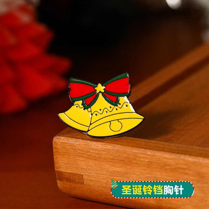 Broche de aleación de sentido avanzado japonés nueva insignia de personalidad de moda femenina de dibujos animados bolsa de Navidad accesorios de metal al por mayor