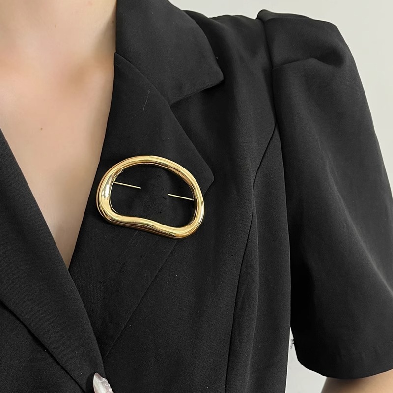 Elegante broche medieval de filigrana con esmalte y cristales_voghion.com