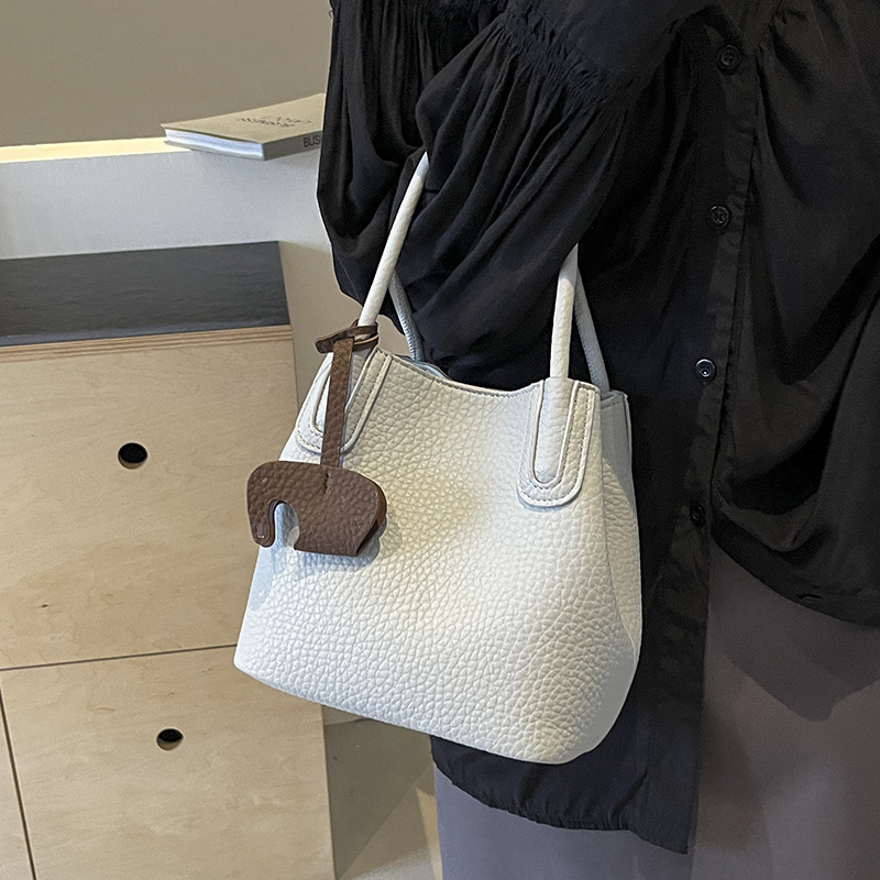 Bolso de estilo extranjero de alta gama, bolso de mujer de verano 2024, nuevo y popular bolso de mano de moda súper caliente, bolso de cubo de agua de mano
