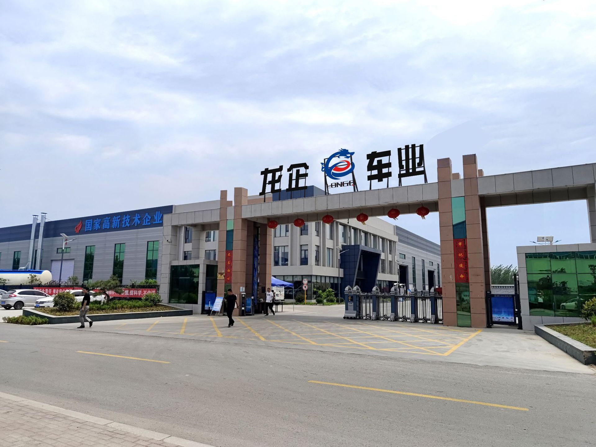 Factory Cross-Border In-Stock Howo Dump Truck 6.5m Flatbed Transport Truck Heavy-Duty Cargo Towing Truck