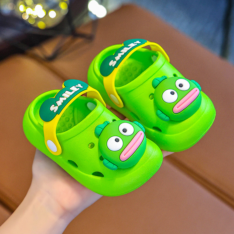 Nuevas zapatillas infantiles de verano para niños antideslizantes domésticos de dibujos animados para bebés con base suave zapatillas frías agujeros