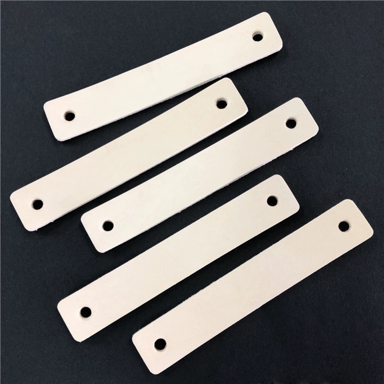 Кожаные полоски растительного дубления, мелкие кожаные заготовки, полоски из натуральной кожи, заготовки из натуральной кожи, кожа ручной работы, ремешки для аудиооборудования, аксессуары для одежды, изделия из натуральной кожи