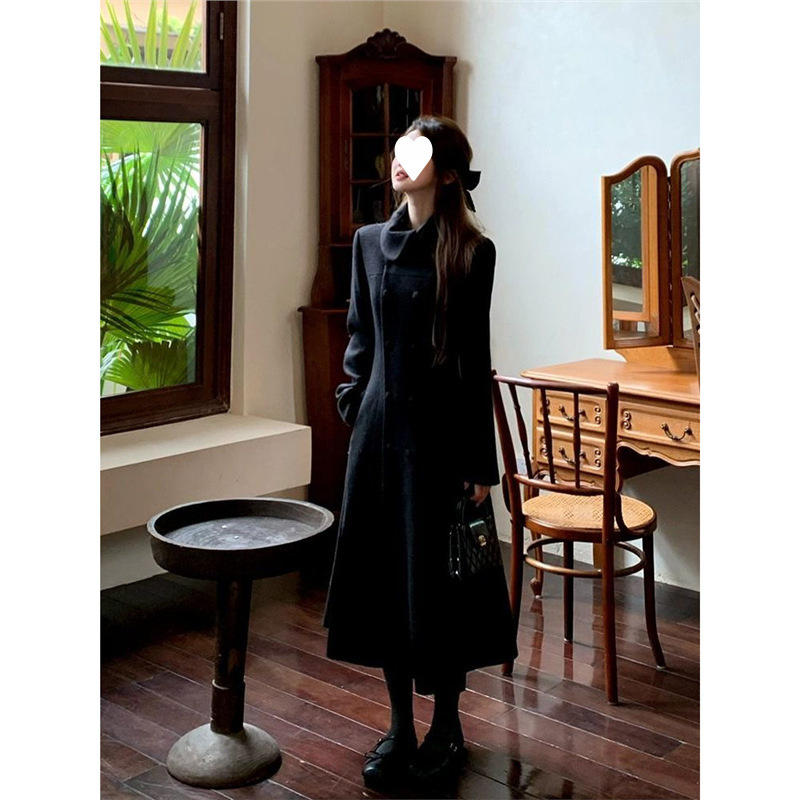 Hepburn-Style Waist-Cinching Wool Coat for Women with a Turn-Down Collar, Split Line, Double-Breasted, Chanel-Inspired Design, Elegant Autumn and Winter Woolen Coat