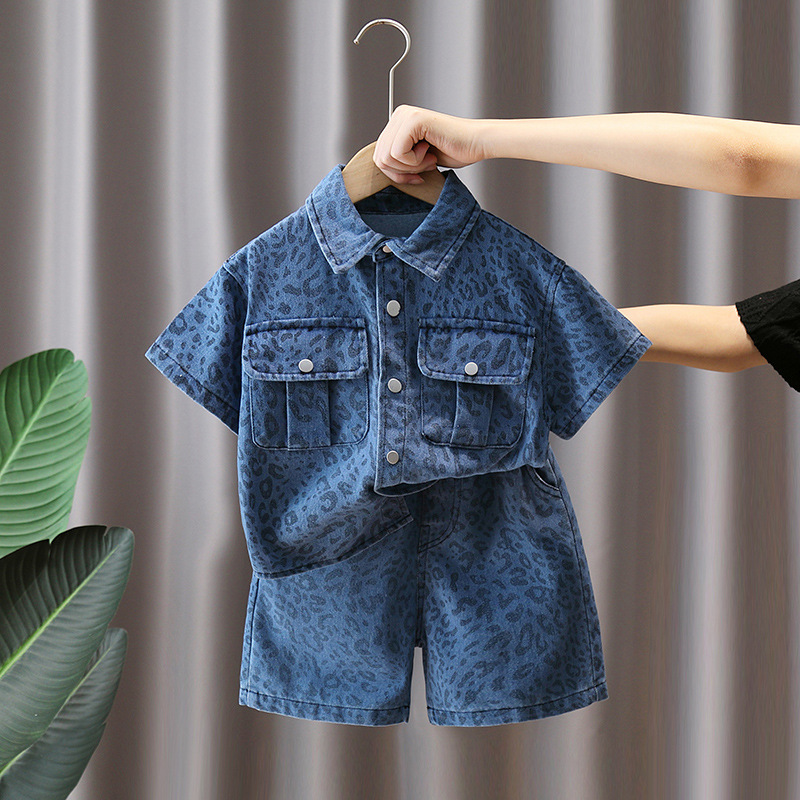 7425 ropa para niños traje de mezclilla de manga corta para niños verano 2025 nuevo traje de dos piezas de camisa con estampado de leopardo de celebridades de Internet de verano