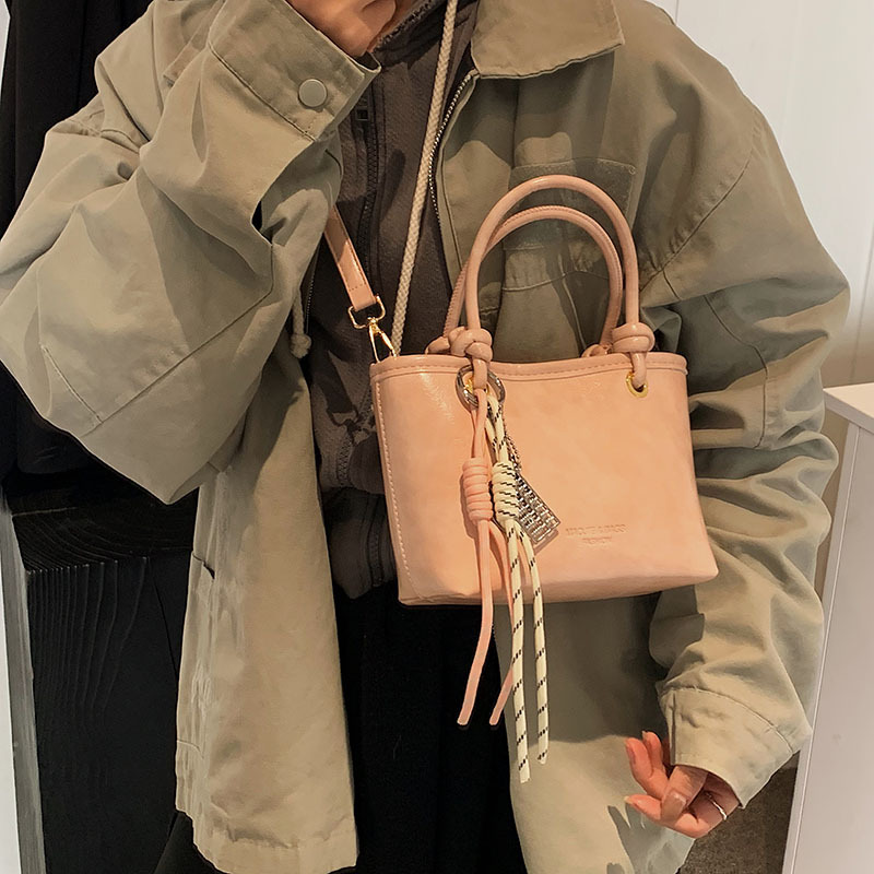 Bolso de mano popular, bolso de mano para mujeres 2025, nuevo bolso de cuero de cera de aceite retro, bolso de moda de textura versátil, mochila.