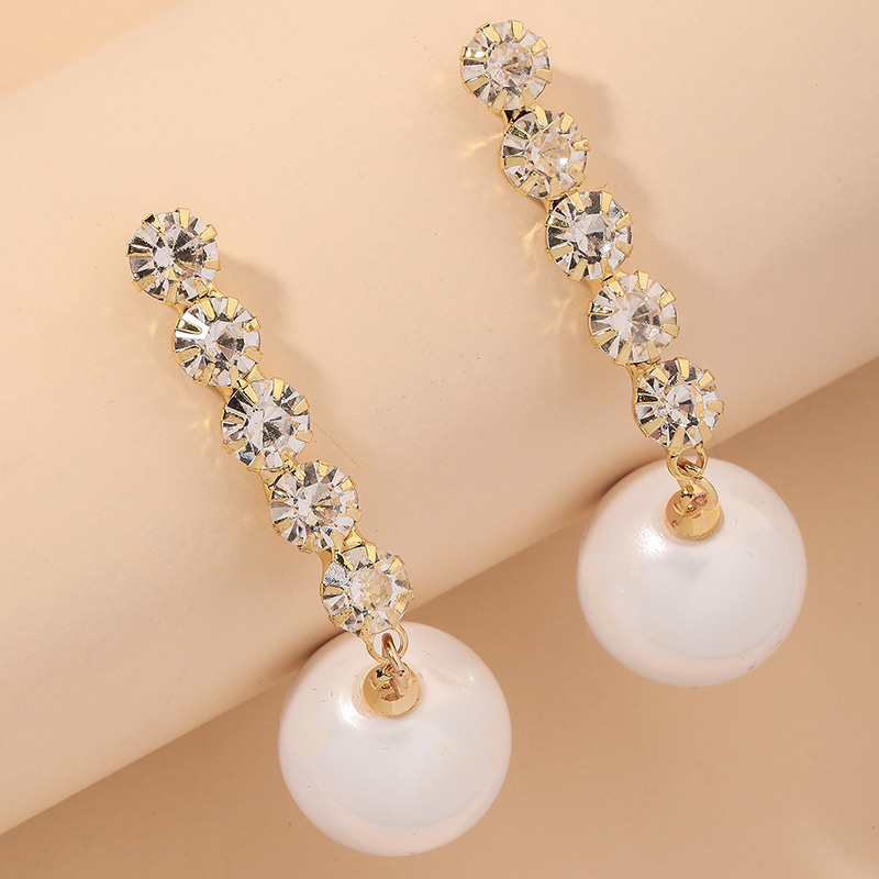 Retro Diamond Pearl Long Earrings display picture 5