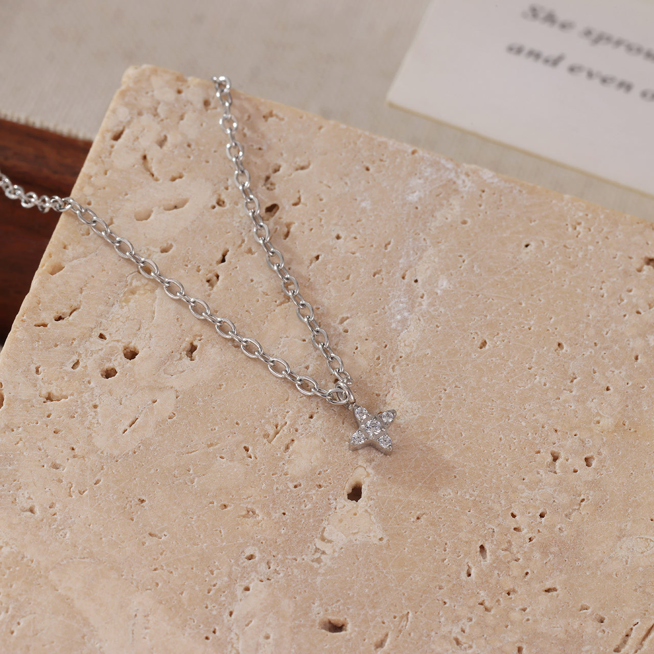 Exquisite Four-leaf Clover Necklace With Zircon For Women_voghion.com