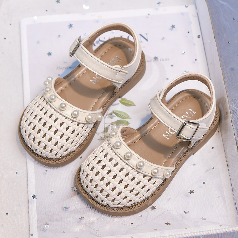 Niñas sandalias de moda versátiles 2026 verano nuevos niños huecos zapatos de princesa zapatillas de tejer para niños grandes