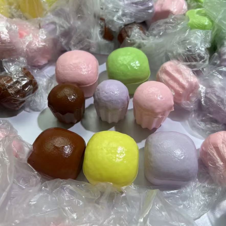 무작위로 느린 리바운드를 가진 부드럽고 끈적한 작은 케이크 1개