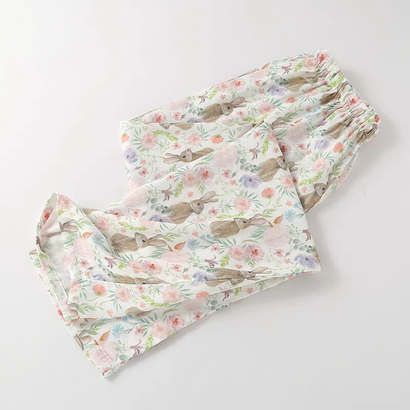 日本の少女は、夏のパジャマを散歩しています。|undefined