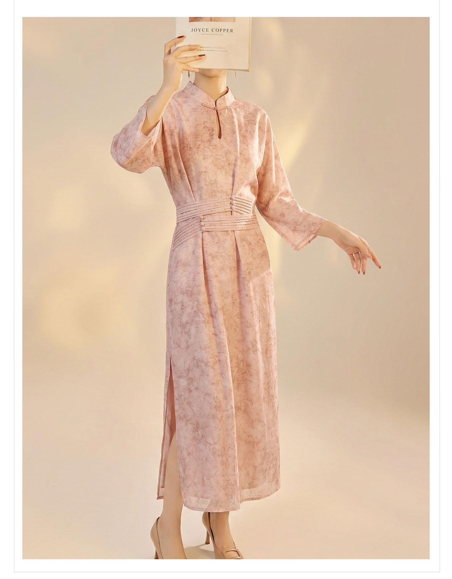 Đầm maxi nữ thắt eo thiết kế jacquard họa tiết hoa văn cổ điển, tay ngắn, cổ đứng — màu hồng chi tiết 17