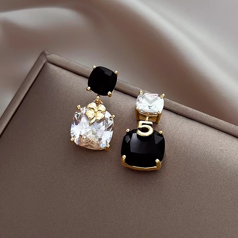 Orecchini asimmetrici in zircone per donna, design di nicchia, orecchini di alta qualità, gioielli per le orecchie leggeri e di lusso alla moda_voghion.com