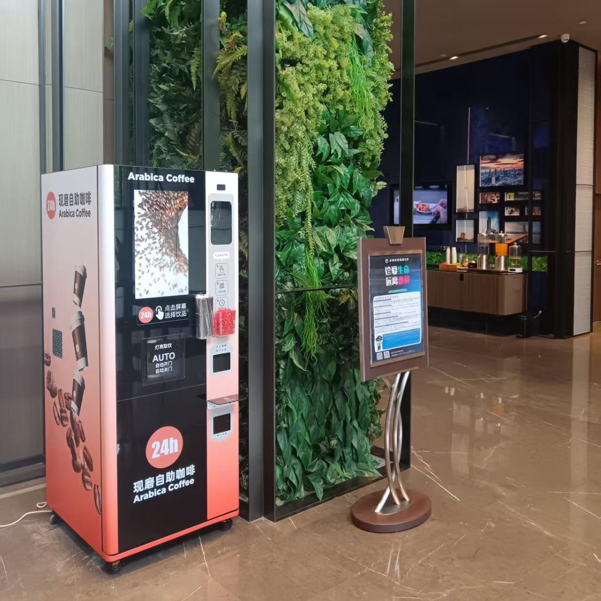 Máquina de café compartida sin guardia · Docenas de bebidas calientes y heladas · Limpieza automática · Backstage gratis