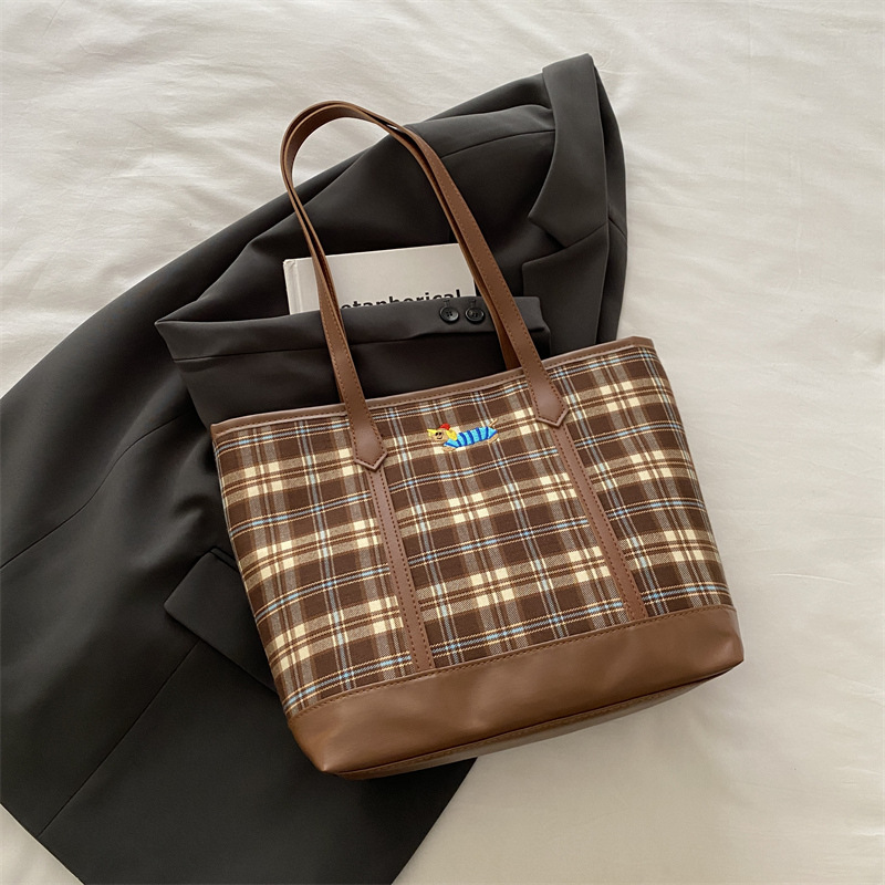 Otoño y invierno retro bolsas de gran capacidad a cuadrícula para mujeres 2024 nueva bolsa de hombro de viajes casuales bolsa de estudiantes universitarios