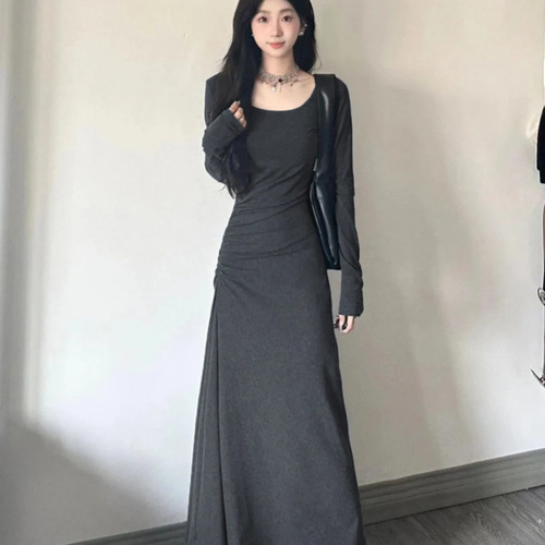 French-style long-sleeved gray dress for women, with a waist-cinching design for a slimming effect, featuring a flowing long skirt with a sense of elegance and a knee-length hem, suitable for autumn and winter as a layering piece.