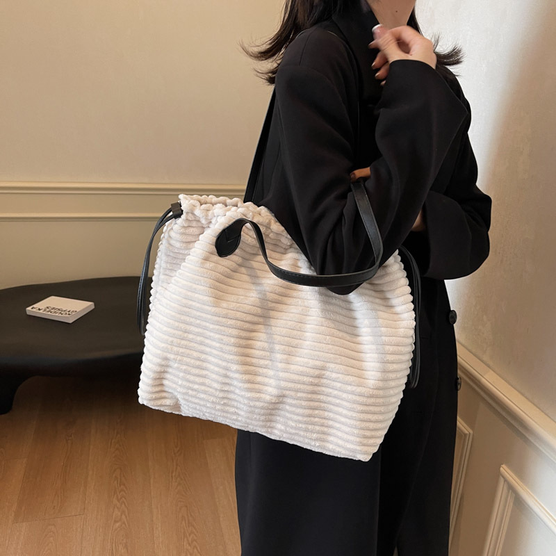 Bolso casual de terciopelo de gran capacidad para mujer 2024 nuevo bolso de pana de gran capacidad