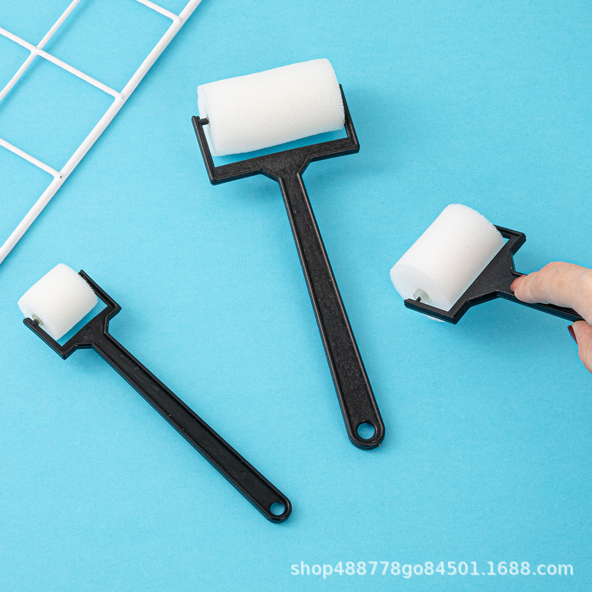 Rodillo de esponja al por mayor cepillo de pintura de rodillo blanco bricolaje arte pintura herramienta de graffiti mango negro pequeño cepillo de esponja