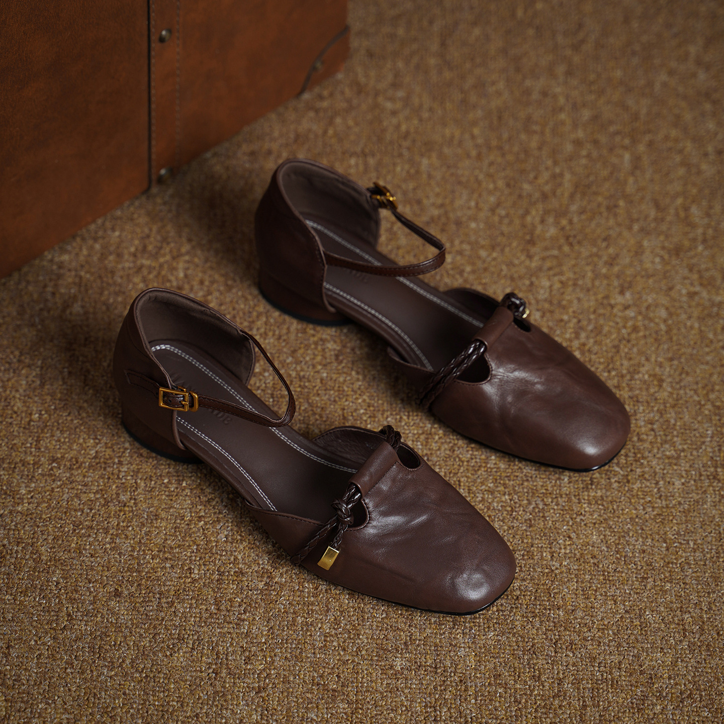 Sandal nữ gót thấp 3 cm quai ngang một khóa, mũi kín gót kín kiểu dáng thanh lịch — Màu nâu (cao 3cm)