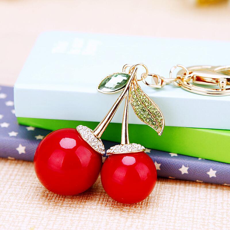 Diamante-incrustado cereza coche llavero metal mujeres bolsa colgante llavero anillo coreano creativo regalo de negocios al por mayor