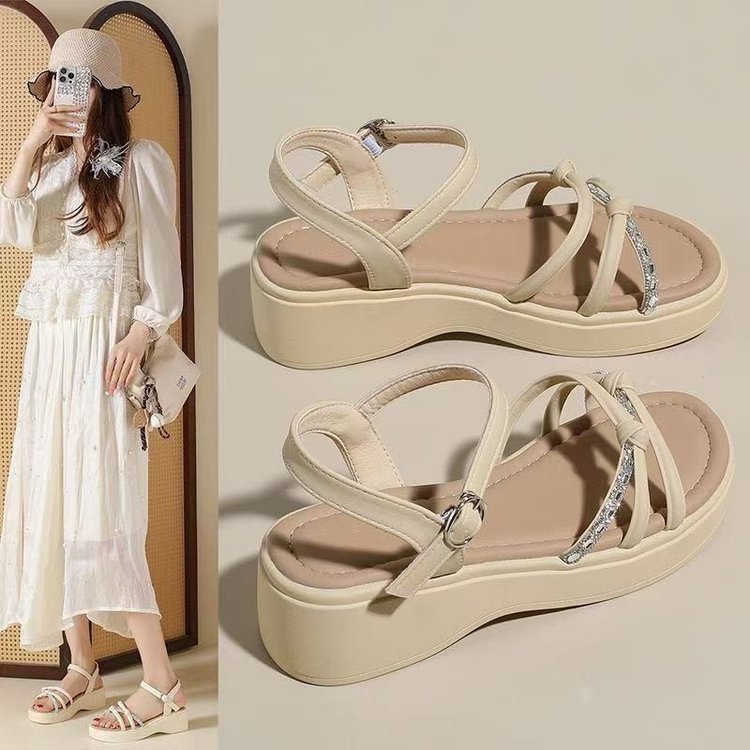 Sandalias de mujer verano 2026 nuevo estilo con falda un tipo de hebilla sandalias de fondo grueso sandalias de moda ligeras versátiles